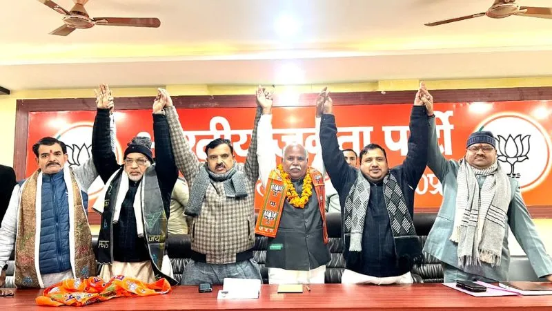 UP: सोनिया-खरगे ने न्योता ठुकराया तो कांग्रेसियों ने थामा BJP का दामन… पूर्व विधायक प्रत्याशी बोले- नेतृत्व ने किया अपमान