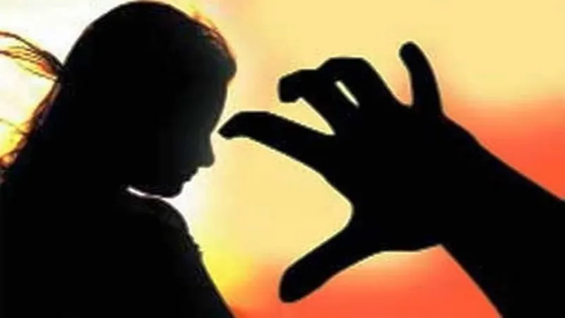 बाराबंकी: घर में सो रही महिला से दुष्कर्म का प्रयास, आरोपी के घरवालों ने पति को पीटा, केस दर्ज