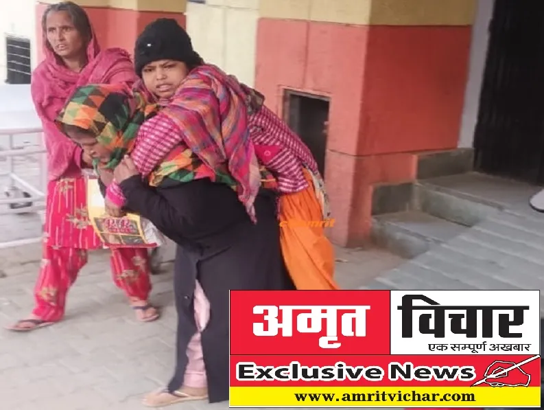 Exclusive : संभल में बेटी को पीठ पर लादकर ले गई वृद्ध मां, इलाज तो दूर स्ट्रेचर भी नहीं मिला