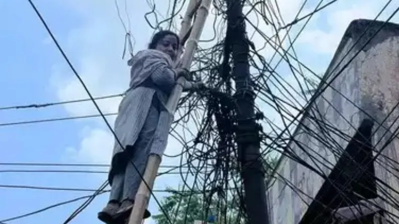 Kanpur: खंभे पर चढ़ने वाली पार्षद ने अब लीकेज को लेकर दिया अल्टीमेटम, कहा- कल से खुद करूंगी खोदाई