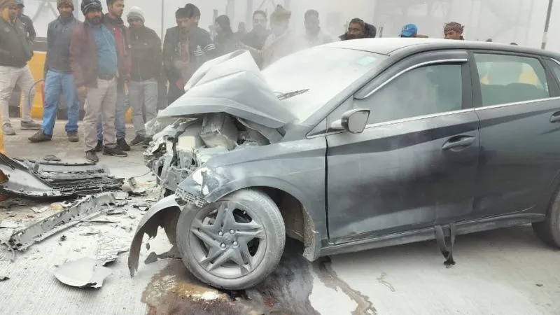 Kanpur Accident: टोल प्लाजा पर डिवाइडर से कार अनियंत्रित होकर टकराई... आग लगने से दो लोग घायल, घने कोहरे के चलते हुआ हादसा