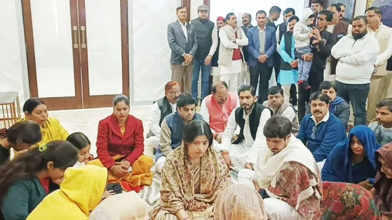 Etawah में पूर्व सांसद तेज प्रताप यादव बोले- मुख्यमंत्री नीतीश कुमार ने दबाव में आकर दिया इस्तीफा