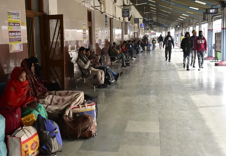 मुरादाबाद : कोहरा के कारण कई ट्रेन लेट, राजधानी एक्सप्रेस के इंतजार में तीन घंटे बैठे यात्री