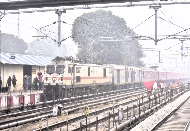 मुरादाबाद : लोकल ट्रेनों के इंतजार में यात्री ठिठुरे, बेहिसाब कोहरे ने रेल प्रबंधन को भी मुसीबत में डाला