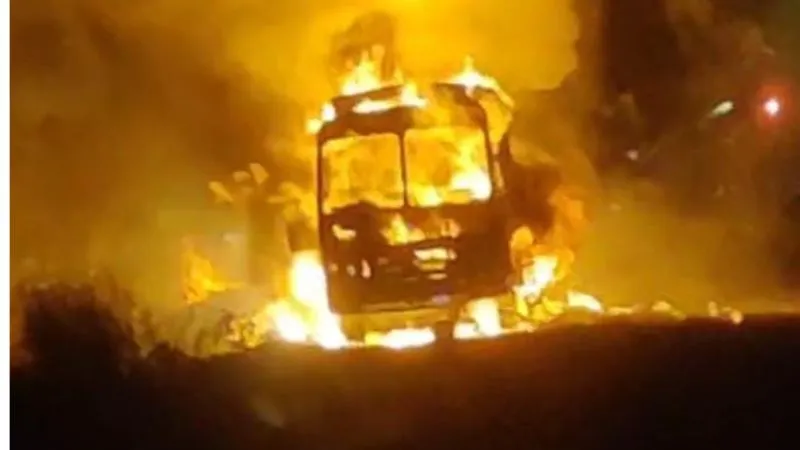 Unnao Fire: पटाखों से भरे ट्रक में लगी आग… मचा हड़कंप, चालक व क्लीनर फरार, जांच में जुटी पुलिस