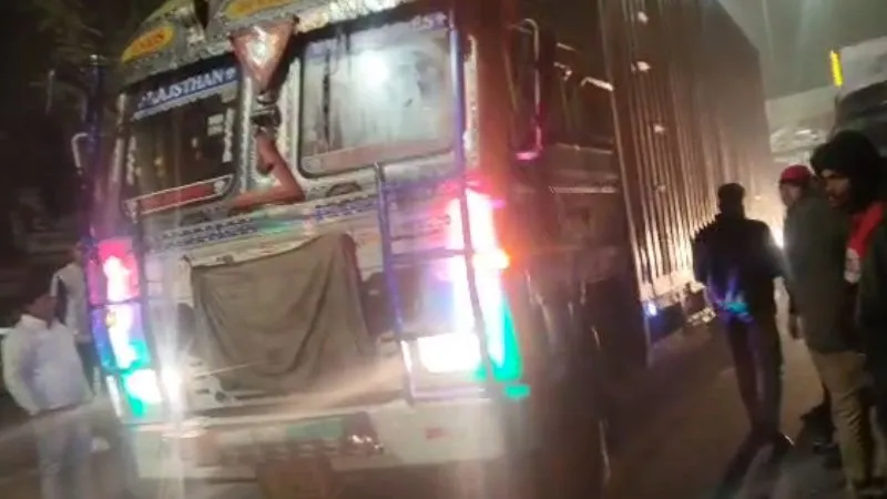 Kanpur: ठूंस-ठूंसकर भैंसों से भरा ट्रक हुआ अनियंत्रित, ड्राइवर ने पी रखी थी शराब... लोगों को चकमा देकर हुआ फरार