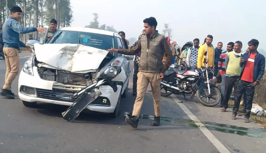 सीतापुर: तेज रफ़्तार कार ने मैजिक को मारी टक्कर,चालक सहित कार सवार 4 गंभीर घायल 