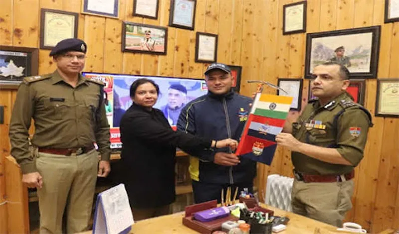 देहरादून: माउंट अकोंकागुआ फतह करेंगे राजेंद्र, डीजीपी ने फ्लैग ऑफ कर किया रवाना