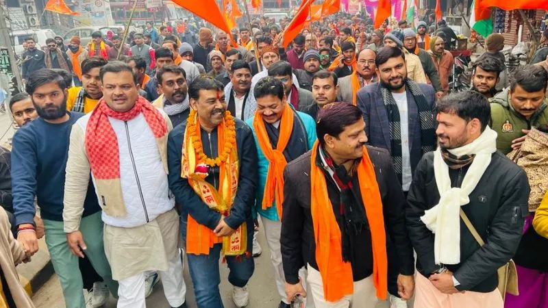 Ayodhya Ram Mandir: भगवामय हुआ नगर, ढोल-नगाड़ों के साथ गूँजा जय श्री राम का नारा, 51 हजार से अधिक दिए किए वितरित