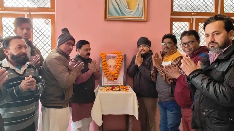 Unnao News: सपा कार्यकर्ताओं ने मनाई छोटे लोहिया की पुण्यतिथि, कार्यकर्ताओं ने पण्डित जनेश्वर मिश्र के दिखाये रास्ते पर चलने का लिया संकल्प 