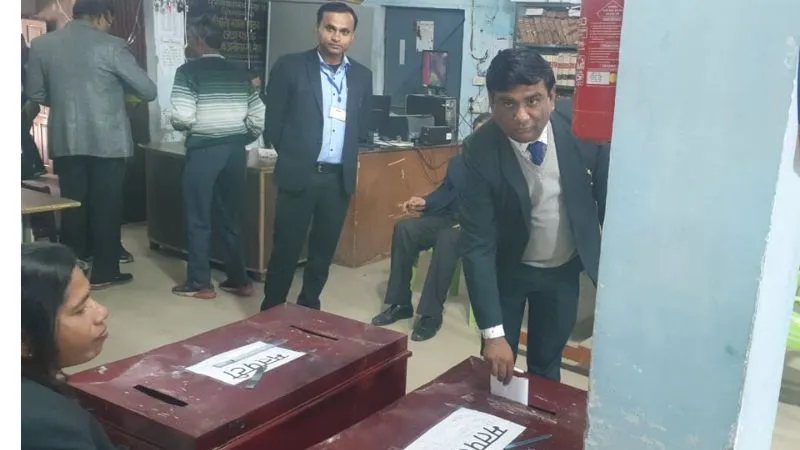 Bar Association Election: Unnao में सुबह से मतदान जारी… 63 प्रत्याशियों के भाग्य का फैसला करेंगे 1559 मतदाता