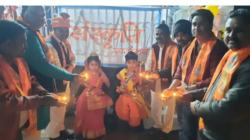 Ram Mandir: संस्कृति फाउंडेशन ने 1100 दीपो को प्रज्वलित कर मनाया दीपोत्सव, बाल रूपी प्रभु श्रीराम जानकी की लोगों ने की आरती