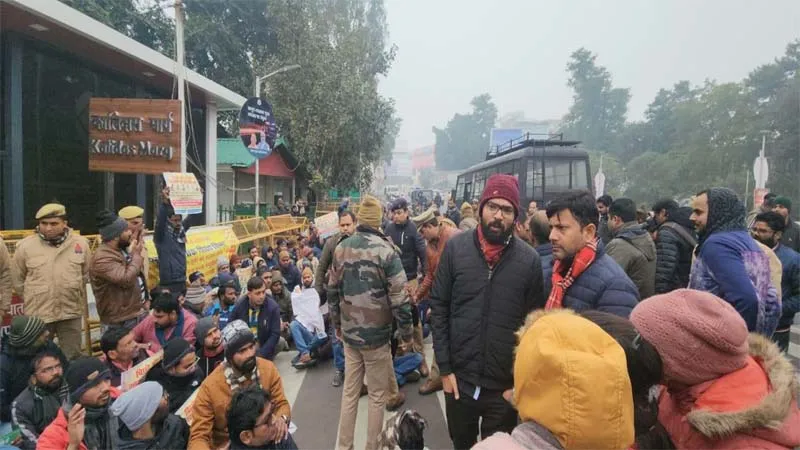 69000 शिक्षक भर्ती मामला: नियुक्ति की मांग को लेकर मुख्यमंत्री आवास पहुंचे अभ्यर्थी, की जोरदार नारेबाजी