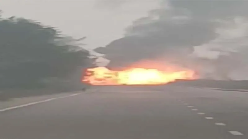 बहराइच: गैस सिलेंडर ले जा रहा ट्रक धमाके के साथ हुआ राख, एक किलोमीटर तक उछलकर दगे सिलेंडर, देखें video