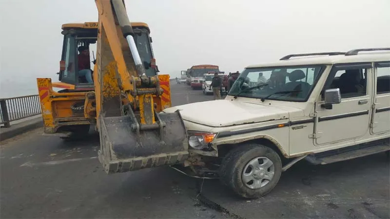 बहराइच: संजय सेतु पर अनियंत्रित होकर पलटी जीप, दो घंटे लगा जाम