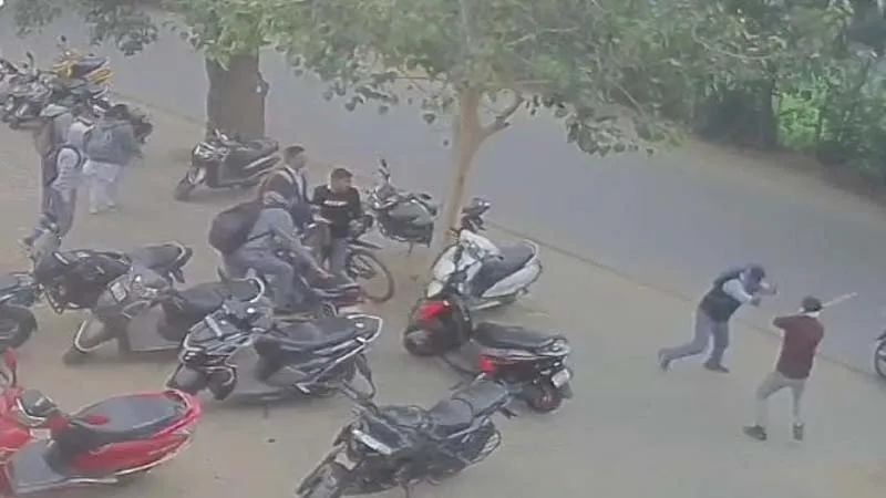 आगरा में बाइक सवार युवक ने छात्र पर नुकीले तार लगे डंडे से किया हमला, हमले से छात्र के हाथ की हड्डी टूटी, VIDEO VIRAL...