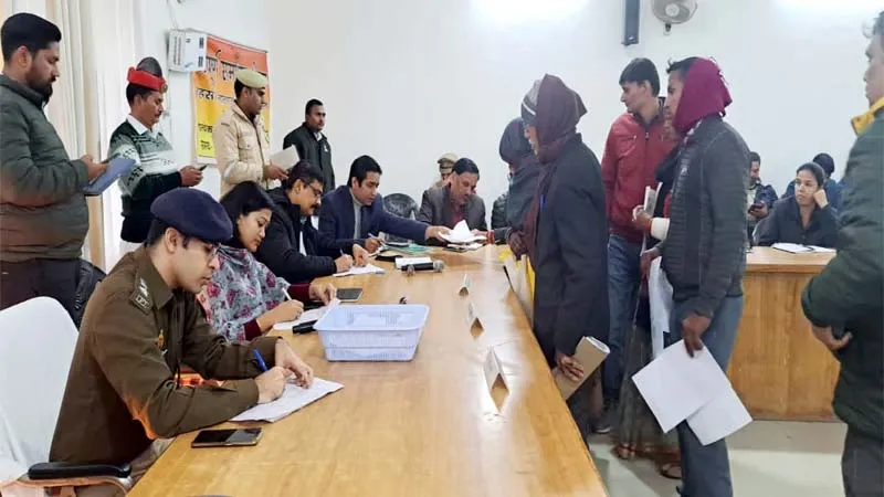 रायबरेली: संपूर्ण समाधान दिवस बना मजाक!, डीएम ने सवा घंटे में निपटा दी सुनवाई, मैडम के जाते ही अधिकारी भी हुए गायब!