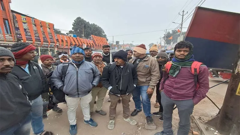 सुलतानपुर: रामलला के दर्शन के लिए पैदल ही निकल पड़े हैं रामभक्त, कड़ाके की ठंड भी नहीं डिगा पा रही हौसला