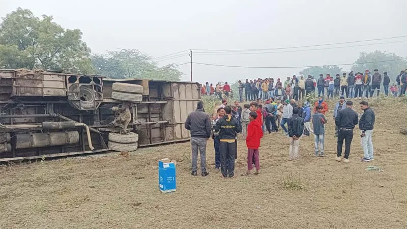 रायबरेली: सड़क पर पैदल चल रही महिला को अनियंत्रित निजी बस ने कुचला, मौत, कोहराम