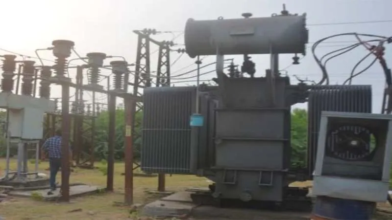 रायबरेली: आकाशीय बिजली गिरने से विद्युत आपूर्ति ठप, बिजली कर्मी झुलसा