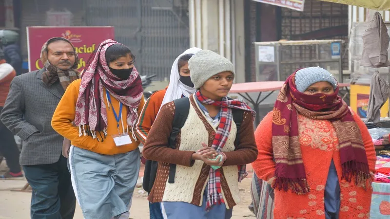 मुरादाबाद: दोपहर बाद निकली हल्की धूप, ठंड व गलन से जनजीवन बेहाल