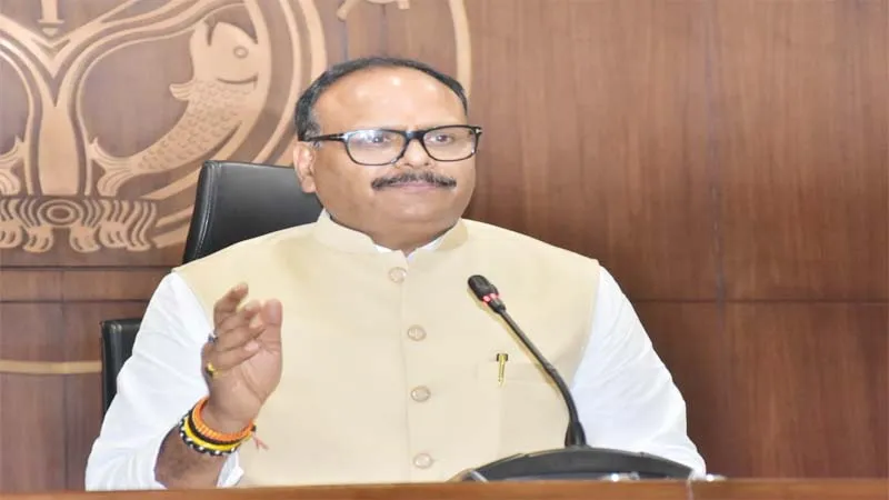 लखनऊ: विभागीय कार्यों में लापरवाही पर सीएमओ सिद्धार्थनगर निलंबित, हड़कंप
