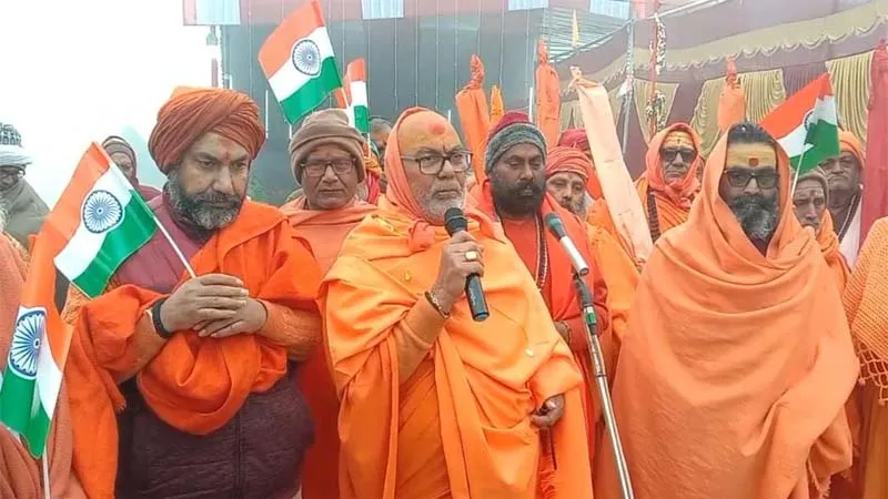 प्रयागराज: संगम में संतों ने किया ध्वजारोहण, गाया राष्ट्रगान, राममंदिर की चर्चा करते हुए लोगों से की यह विशेष अपील