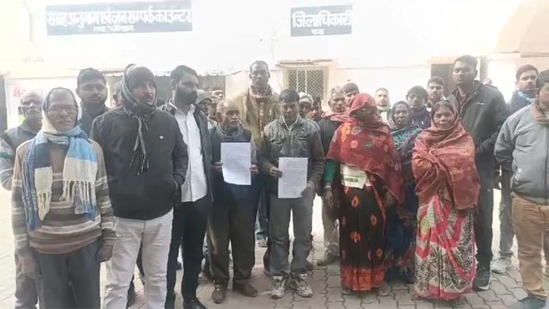 रायबरेली: स्टेडियम का सब्जबाग दिखाकर भूमाफिया ने सरकारी जमीन पर कर लिया कब्जा!, बिफरे ग्रामीणों ने किया प्रदर्शन