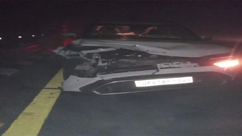 सुलतानपुर: पूर्वांचल एक्सप्रेस-वे पर नहीं थम रहीं दुर्घटनाएं, अब कोहरे के कारण बछड़े से टकराई कार, बाल-बाल बचे यात्री 