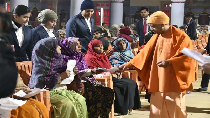 सीएम योगी का जनता दरबार: फरियादियों की कुर्सियों के पास खुद चलकर गए मुख्यमंत्री, कहा- हर हाल में... 