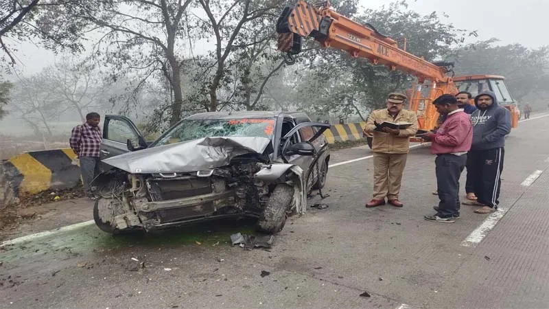 बाराबंकी: नाले की पुलिया से टकराई तेज रफ्तार कार, एक की मौत, एक घायल