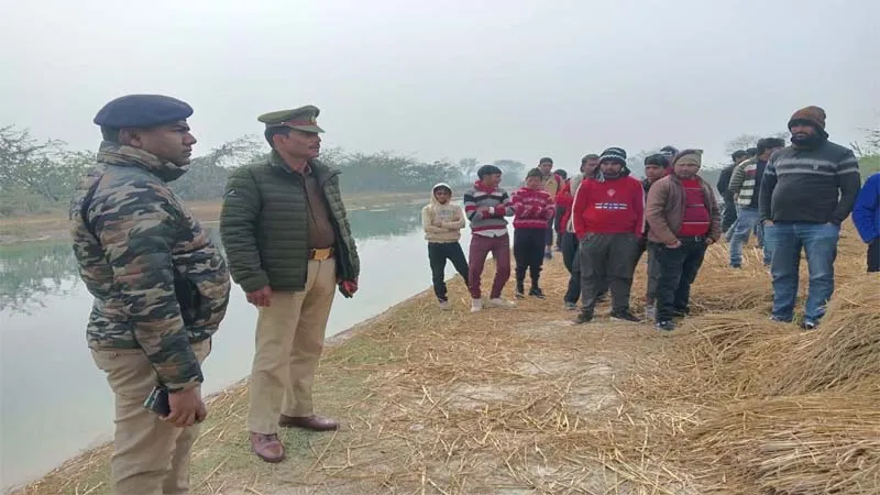 फिरोजाबाद: ...सोचा था निकलेगा कीमती सामान, झाड़ी के पास पड़े बक्से को खोला तो ग्रामीणों का मुंह रह गया खुला का खुला! 