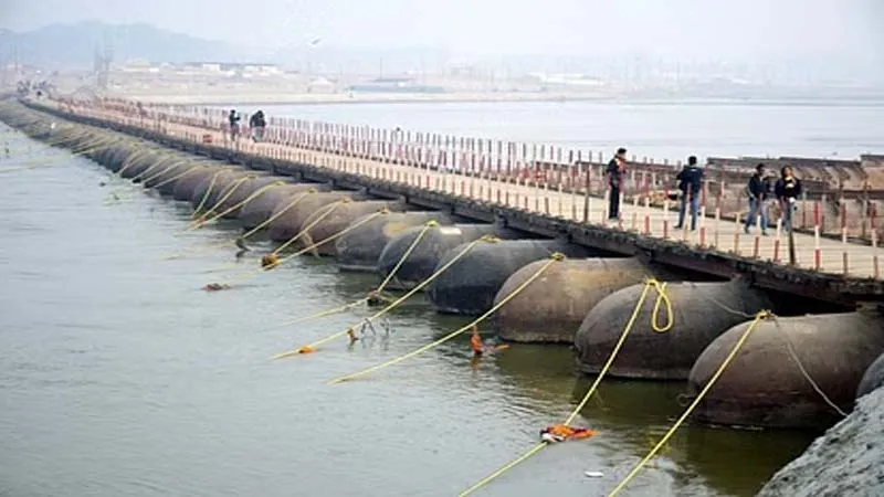 प्रयागराज: तेज बारिश और गंगा नदी में तेज बहाव से पांटून पुल का एलाइनमेंट खराब, हड़कंप 