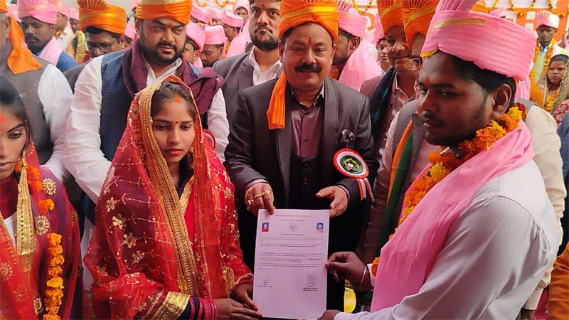 अंबेडकरनगर: शादी के बंधन में बंधे 604 जोड़े, खाई साथ जीने मरने की कसमें, डीएम ने किया कन्यादान