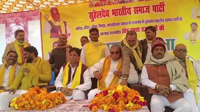 सीतापुर: मंच पर थे ओमप्रकाश राजभर, कार्यकर्ताओं में पैर छूने की मची थी होड़, अचानक मंच टूटा और सब गिरे धड़ाम से! 
