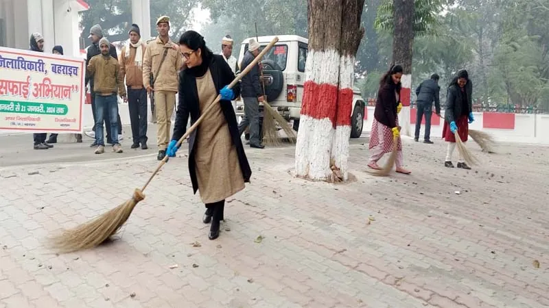 बहराइच: विशेष सफाई अभियान का कलेक्ट्रेट में डीएम ने किया शुभारम्भ, जनता से की विशेष अपील
