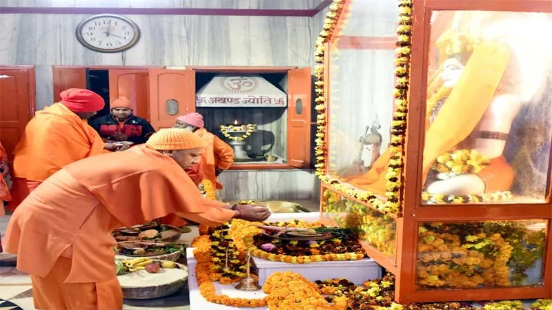 मुख्यमंत्री ने महायोगी गोरखनाथ को चढ़ाई आस्था की पवित्र खिचड़ी, की पूरे प्रदेश की मंगलकामना 