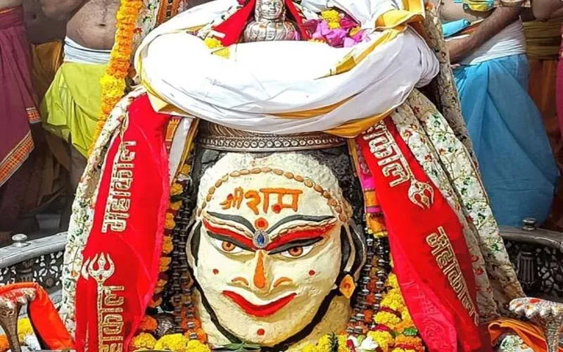 अयोध्या में रामलला हो रहे विराजमान, देश भर के बड़े मंदिरों में हो रहा गुणगान