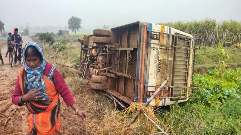 मीरजापुर: अनियंत्रित होकर सड़क किनारे पलटी बस, चालक को आईं चोटें, यात्री बाल-बाल बचे