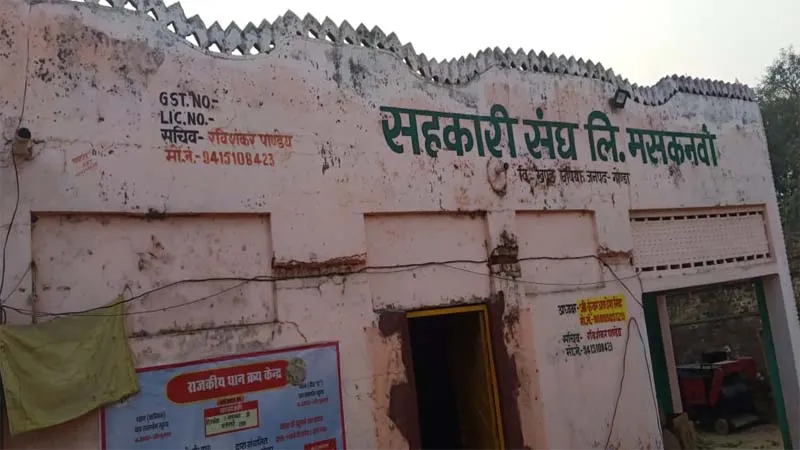 गोंडा: साधन सहकारी समितियों पर अब खाद बीज के अलावा सस्ती दवा भी खरीद सकेंगे किसान 