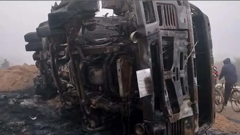 मिर्जापुर: ट्रक और बाइक में हुई भिड़ंत, रगड़ से truck में लगी भीषण आग, एक व्यक्ति की जलकर मौत, कोहराम