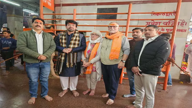 मिर्जापुर: मां विंध्यवासिनी के दरबार में दर्शन करने पहुंचे अमेरिकी दंपत्ति, रोने लगीं विदेशी भक्त, बोलीं- विंध्याचल से मेरा रिश्ता... 