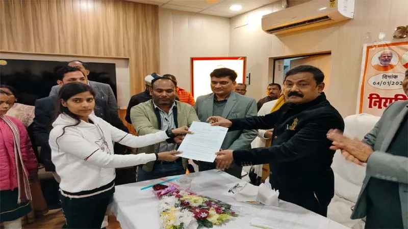 अंबेडकरनगर: जिलाधिकारी ने 58 प्रशिक्षितों को वितरित किया नियुक्ति पत्र