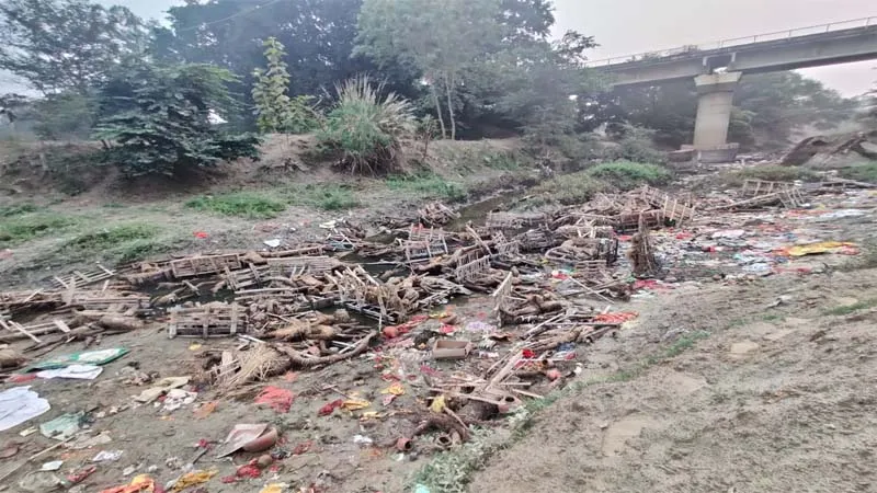 उफ्फ! ये नदी है या नाला? मूर्ति विसर्जन के बाद गंदगी से पट गई मालती नदी, रामघाट के पास दिख रही सीवर से बद्तर