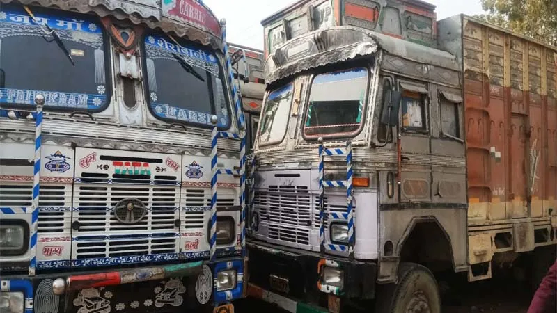 गोंडा: नए कानून के विरोध में वाहन चालकों ने थाम दिए पहिये, हड़ताल से जनजीवन हो रहा प्रभावित 