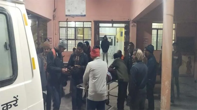 गोंडा: ट्रैक्टर ट्राली से बाइक सवारों की हुई जोरदार टक्कर, एक की मौत, एक गंभीर, कोहराम