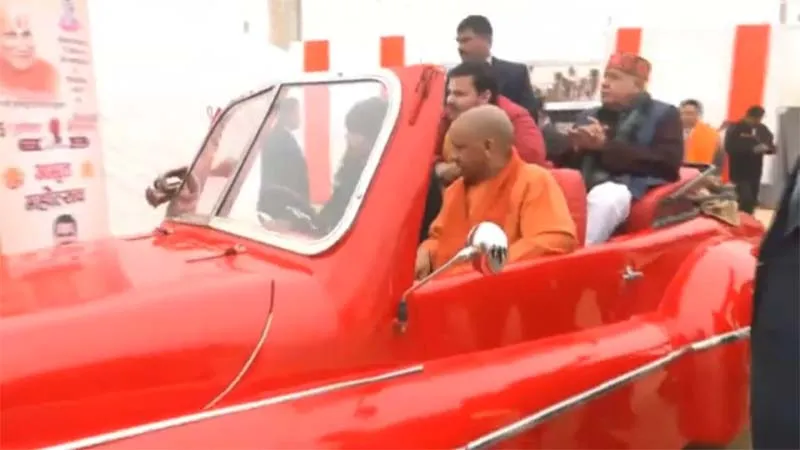 ...जब लाल रंग की खूबसूरत विंटेज कार में सवार होकर निकले सीएम योगी, नजारा देख दंग रह गए अयोध्यावासी!, देखें video
