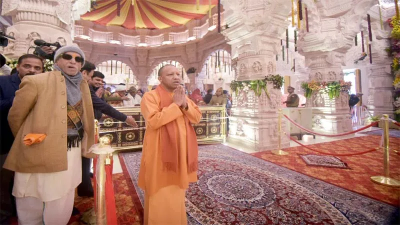 गुरुओं को शीश नवा अयोध्या पहुंचे योगी, रामलला और हनुमानगढ़ी के किये दर्शन, देखें videos