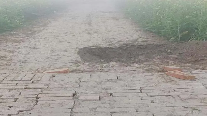 सुलतानपुर: ग्राम प्रधान बनवा रहे थे खड़ंजा, दबंगों ने उखाड़ा, हड़कंप