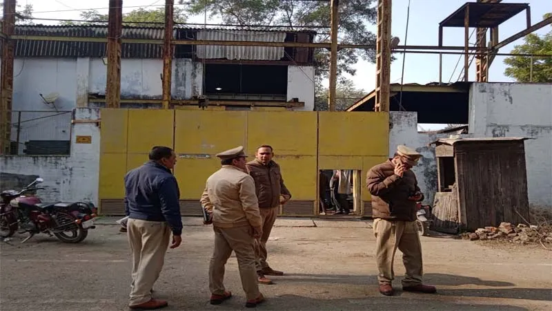 पुलिस सोती रही और हो गया कांड!, डकैतों ने फैक्ट्री में घुस कर कर डाली 80 लाख की डकैती!, कर्मचारियों को मारा पीटा और गाड़ी में लादकर ले गए सामान! 
